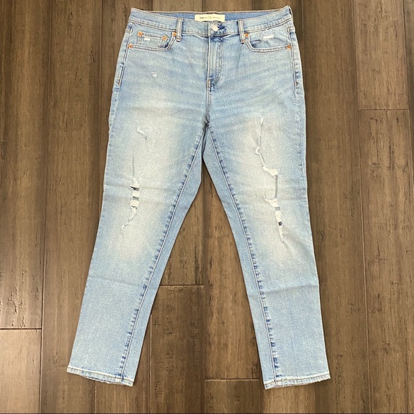 GAP- Mid Rise Best Girlfriend Jeans - Picture 4 of 10